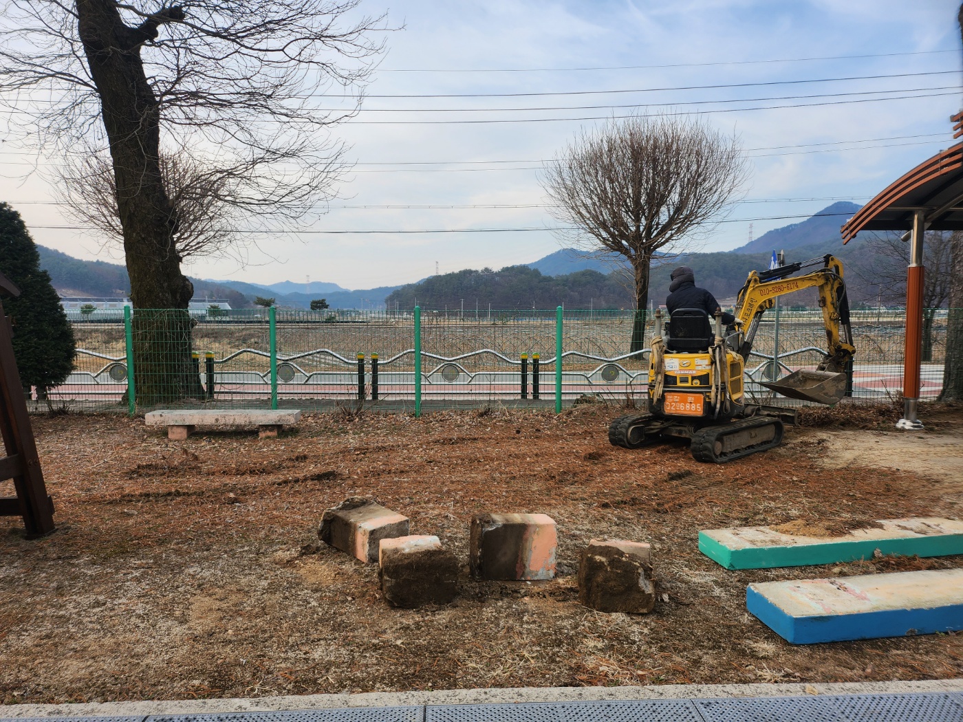 운동장 콘크리트 벤치 철거 및 통학로 입구 기둥 철거 사진